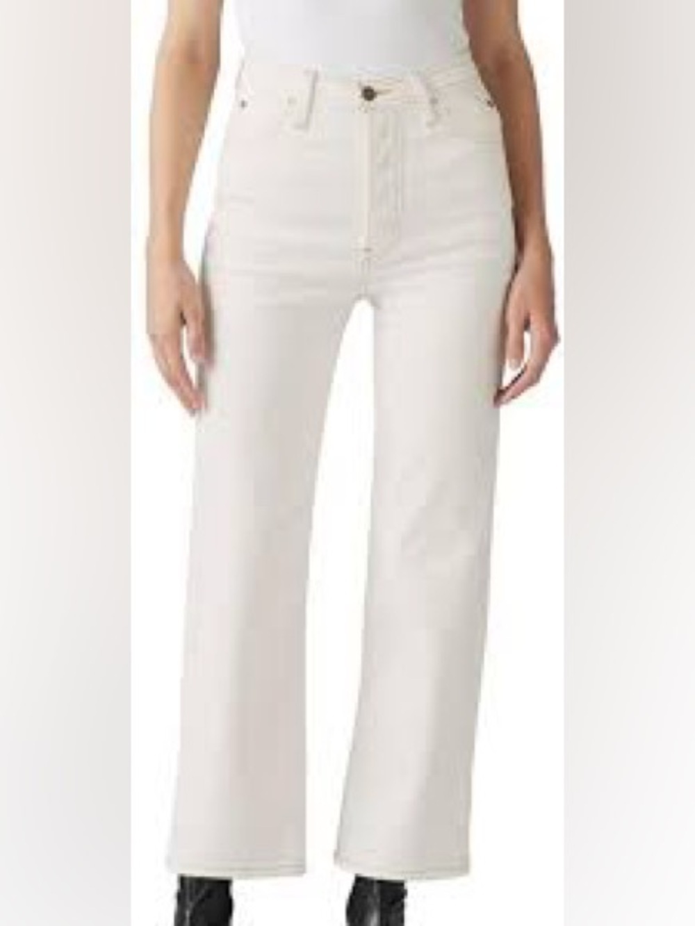 Levi Strauss White Ankle Jeans. 28